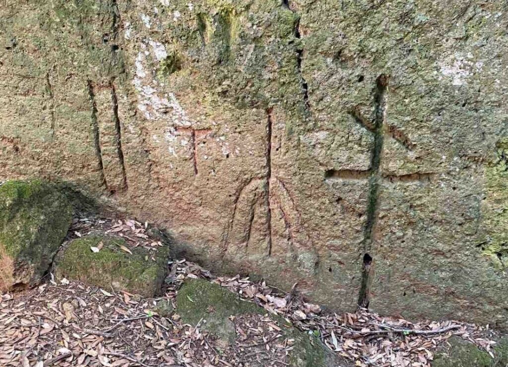 Villa San Giovanni in Tuscia offre vie e reperti di epoca etrusca e romana...